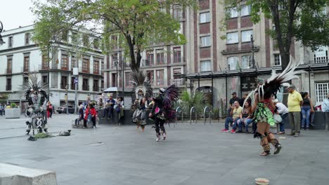 Grupo-De-Bailarines-Actuando-En-La-Calle-En-Los-Concheros-En-La-Ciudad-De-México