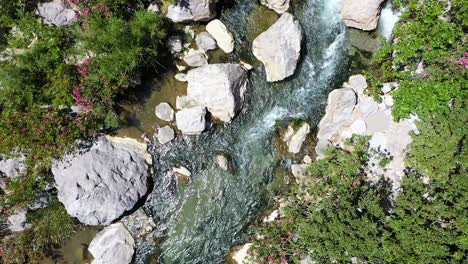 Ein-Kleiner-Wasserfall-An-Einem-Fluss-Auf-Kreta