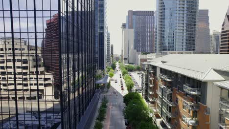 Aerial-view-overlooking-traffic-on-the-west-3rd-street-in-sunny-Austin,-Texas,-USA