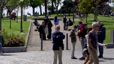 Touristen-Im-Jardim-Do-Morro,-Gaia,-Portugal