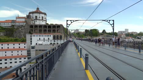 Gente-Caminando-En-El-Puente-Dom-Luís-I-En-Un-Día-Soleado-Y-Brillante