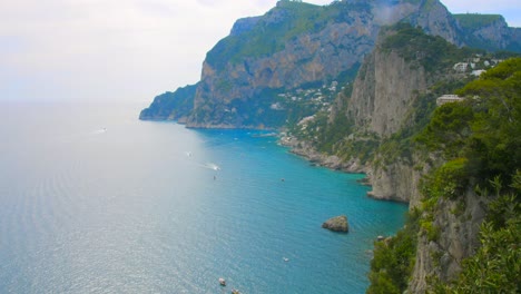 Con-Vistas-A-La-Impresionante-Costa-Y-Al-Mar-Con-Paisajes-Coloridos,-Aguas-Azules-Y-Montañas-En-El-Paraíso-De-La-Isla-De-Capri,-Italia