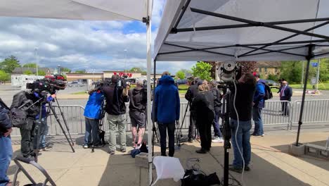 Massenerschießung-In-Einem-Supermarkt,-Presseinterview-Am-Tatort-In-Buffalo,-New-York