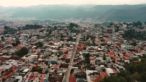 San-Cristobal-De-Las-Casas,-Koloniales-Mexiko,-Luftdrohne-Fliegt-über-Erstklassige-Aussicht