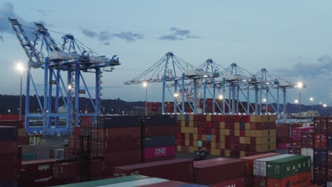 Aufgereiht-Industriekräne-Und-Lagercontainer-Gestapelt-Im-Husky-Terminal,-Tacoma,-Washington,-USA