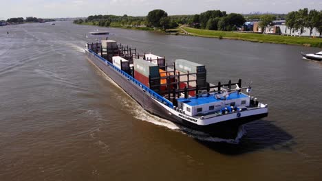 Missouri-Frachtkahn-Und-Yacht-Segeln-Auf-Dem-Trüben-Wasser-Der-Alten-Maas-In-Zwijndrecht,-Niederlande
