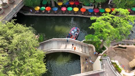 Barge-navigates-San-Antonio-River-Walk-scene