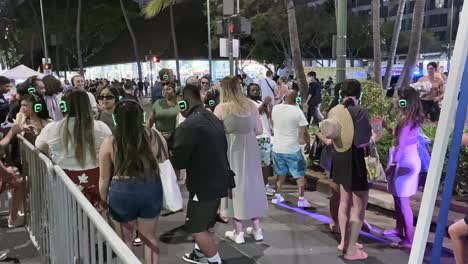 Gente-Bailando-Con-Música-A-Través-De-Auriculares-En-El-Festival-De-Waikiki