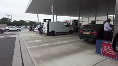 Conductores-Haciendo-Cola-Para-Comprar-Gasolina-En-La-Gasolinera-Costco-Ubicada-En-Watford,-Inglaterra,-Reino-Unido.