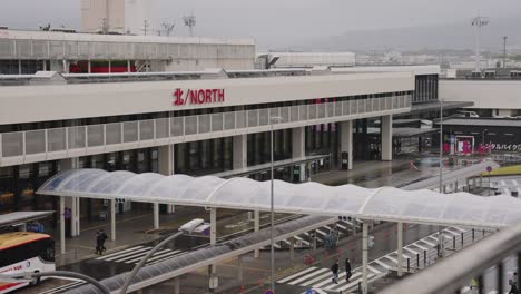 Salida-Norte-Del-Aeropuerto-Itami-De-Osaka-En-Día-Lluvioso-En-Japón