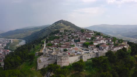 Antigua-Ciudadela-De-Berat,-Patrimonio-De-La-Unesco-En-El-Sur-De-Albania