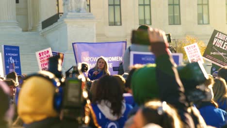 Mujer-Hablando-A-Una-Multitud-Fuera-De-La-Corte-Suprema