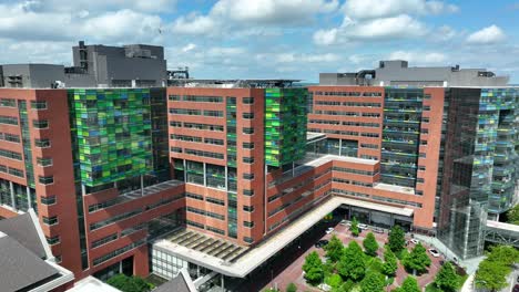 Antena-Del-Campus-Médico-De-Johns-Hopkins,-Hospital-De-Investigación-Y-Enseñanza-En-El-Centro-De-Baltimore,-Maryland