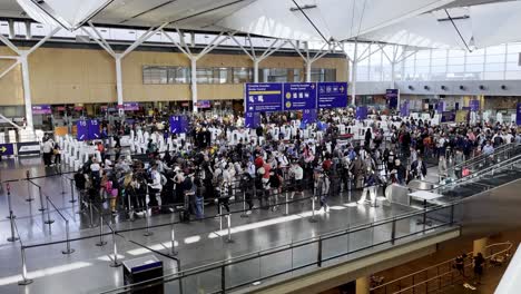 Largas-Filas-En-La-Inmigración-De-Montreal-Mientras-Los-Pasajeros-Esperan-Para-Ingresar-A-Canadá