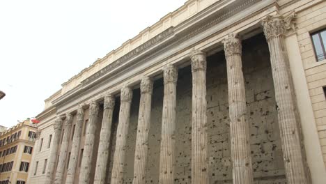 Filmischer-Blick-Auf-Die-Säulen-Und-Das-Äußere-Des-Antiken-Und-Berühmten-Hadrianstempels-In-Rom,-Italien