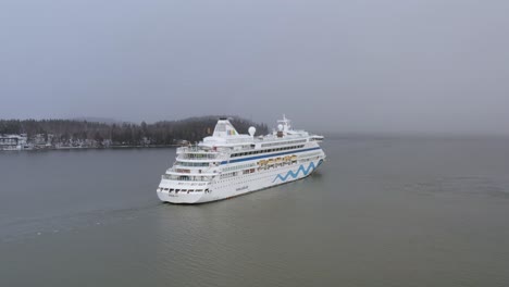 Das-Kreuzfahrtschiff-Aidavita-Fährt-Durch-Das-Schmale-Schärenfahrwasser-Im-Südwesten-Finnlands