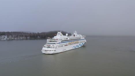 Crucero-Aidavita-Avanzando-A-Través-De-Un-Estrecho-Archipiélago-Fairway-En-El-Suroeste-De-Finlandia