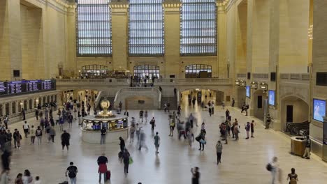 Grand-Central-Station-in-New-York-with-commuters-coming-and-going
