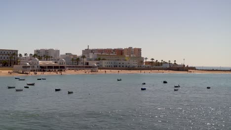 Amplia-Vista-Abierta-Sobre-El-Hermoso-Océano-En-La-Playa-De-Cádiz-Con-Barcos-De-Pesca-Y-Playa