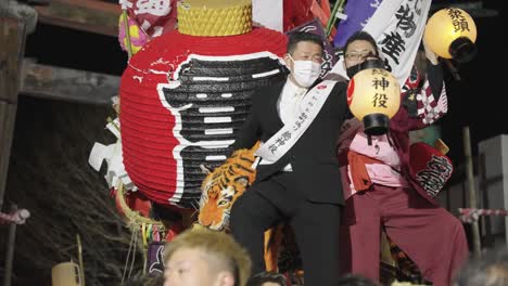 Los-Lugareños-Japoneses-Celebran-En-La-Noche,-Año-Del-Festival-Tigre-Sagicho-4k