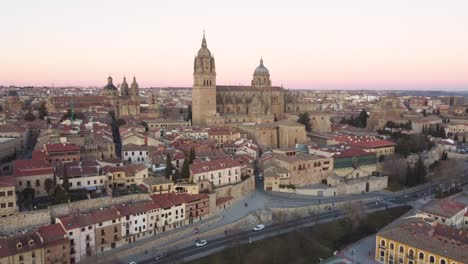 Toma-De-Drone-De-La-Catedral-De-Salamanca,-España,-En-La-Tarde