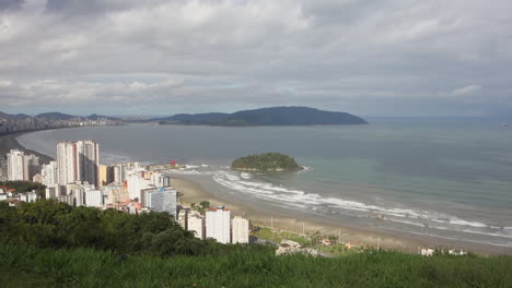 Las-Olas-Llegan-A-La-Playa-De-Itarare-En-Santos,-En-La-Costa-Atlántica-De-Brasil