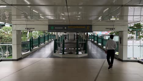 Gente-Caminando-Ratchaprasong-Skywalk-Hacia-La-Estación-Chitlom-Bts
