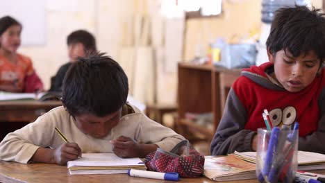 En-Una-Escuela-Primaria-En-Las-Montañas-De-Los-Andes-En-Bolivia,-Los-Niños-Se-Concentran-En-Sus-Estudios