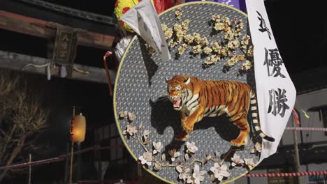 Año-Del-Tigre-Mikoshi-En-Exhibición-En-Las-Puertas-Del-Santuario-Omihachiman