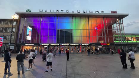 Iluminación-Del-Arco-Iris-Para-Honrar-Los-Desfiles-Del-Orgullo-En-La-Estación-Principal-De-Trenes-De-Colonia