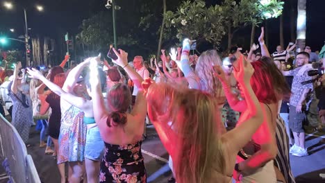 Gente-Bailando-Al-Ritmo-De-La-Música-En-Una-Fiesta-En-Bloque-En-El-Festival-De-Waikiki-En-Oahu