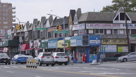 Coches-Que-Pasan-Por-La-Intersección-De-169th-St-Y-Homelawn-St-En-Queens,-Nueva-York