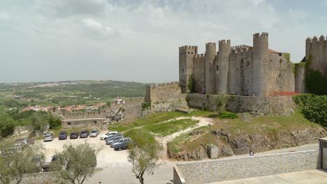 Panoramaaufnahme-Der-Burg-Von-Óbidos-An-Einem-Sonnigen,-Hellen,-Warmen-Frühlingstag