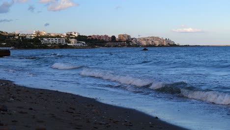 Meereswellen-Brechen-Entlang-Der-Strandküste-Von-Estepona-In-Spanien