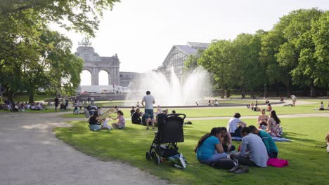 Menschen-Entspannen-Sich-Auf-Dem-Grünen-Rasen-über-Der-Brüsseler-Skyline-Im-Jubelpark