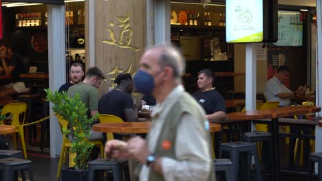 Büroangestellte-Nach-Feierabend-Getränke-Im-Freien-Am-Raffles-Place,-Zentrales-Geschäftsviertel-In-Singapur