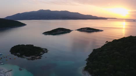 Sonnenstrahlen-Leuchten-Im-Hintergrund-Und-Beleuchten-Die-Meeresoberfläche-Und-Die-Inseln-Von-Ksamil-In-Albanien,-Europa