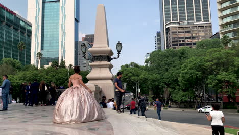 Aufnahme-Einer-Quinceanera-Mit-Ihrem-Kleid-Während-Einer-Fotosession-Im-Angel-De-Independencia-In-Mexiko-Stadt