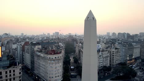 órbita-Aérea-Alrededor-De-La-Parte-Superior-Del-Icónico-Obelisco-En-Buenos-Aires