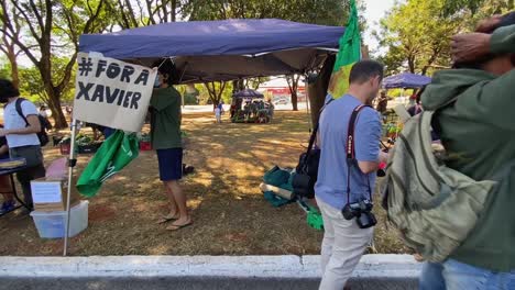 Schiebekamerabilder-Durch-Die-Menschen-Zu-Einem-Der-Zelte-Des-Protests-Gegen-Die-Morde-Im-Amazonasgebiet-An-Einem-Briten-Und-Einem-Brasilianer