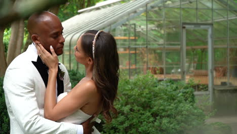 Afroamerikanische-Braut-Und-Bräutigam-Posieren-Für-Romantische-Bilder-In-Einem-Garten