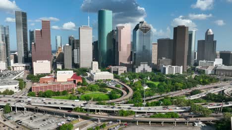 Skyline-Der-Stadt-Houston,-Texas,-An-Einem-Strahlend-Sonnigen-Tag