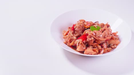 Hausgemachter-Würziger-Und-Süßer-Santol-Salat-Auf-Einem-Weißen-Teller-Auf-Einem-Tisch