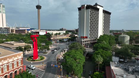 Die-Berühmte-Skulpturstatue-Der-Fackel-Der-Freundschaft-In-Der-Innenstadt-Von-San-Antonio,-Texas