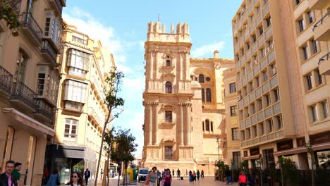 Weitwinkelaufnahme-Mit-Gehenden-Menschen-Und-Den-Gebäuden-Einer-Straße-In-Der-Stadt-Malaga-In-Spanien