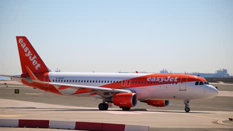 Bonito-Primer-Plano-De-Un-Avión-De-Easyjet-Rodando-Sobre-La-Pista-Del-Aeropuerto-Internacional-De-Gibraltar,-Reino-Unido