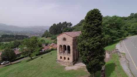 Unglaubliche-Alte-Präromanische-Kirche-Des-Iberischen-Königreichs-Asturien