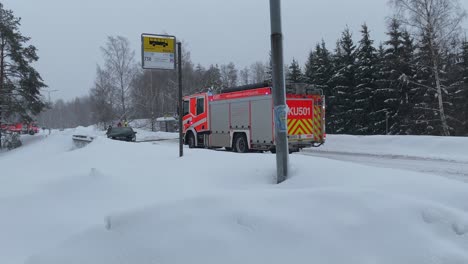 Pesado-Camión-De-Rescate-De-Incendios-Remolca-Un-Vehículo-Dañado-Por-Un-Accidente-En-Una-Carretera-Nevada