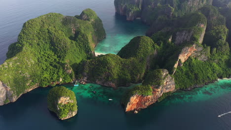 Aerial-view-of-iconic-tropical-turquoise-water-Maya-Bay-surrounded-by-limestone-cliffs,-Phi-Phi-islands,-Thailand