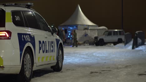 Coche-De-Policía-De-Helsinki-En-El-Estacionamiento-De-La-Noche-Nevada-Durante-El-Festival-Lux